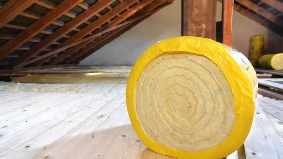 Los aislantes térmicos se encargan, en pocas palabras, de evitar el paso del calor o el frío al interior de una vivienda o construcción, es por eso que elegir los materiales de aislamiento, no es una tarea sencilla, ya que de estos materiales dependerá que la construcción se mantenga en buen estado.  